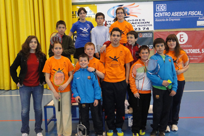 El pasado domingo, 22 de abril, se disputaron las finales del Campeonato Provincial de Badminton en Edad Escolar en la localidad de Hellín. Éste es el año que Higueruela a conseguido un mayor número de clasificados, un total de 12 niños/as han conseguido colarse en las finales, realizando una muy meritoria jornada.